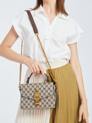 Bolso cuadrado pequeño con cadena y estampado