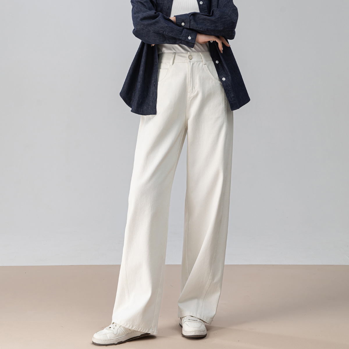 Pantalón Denim de Cintura Alta con Corte Curvo y Pierna Recta para Mujer