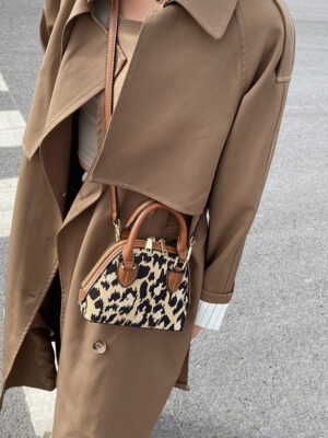 Bolso pequeño cuadrado con estampado de leopardo y cadena metálica