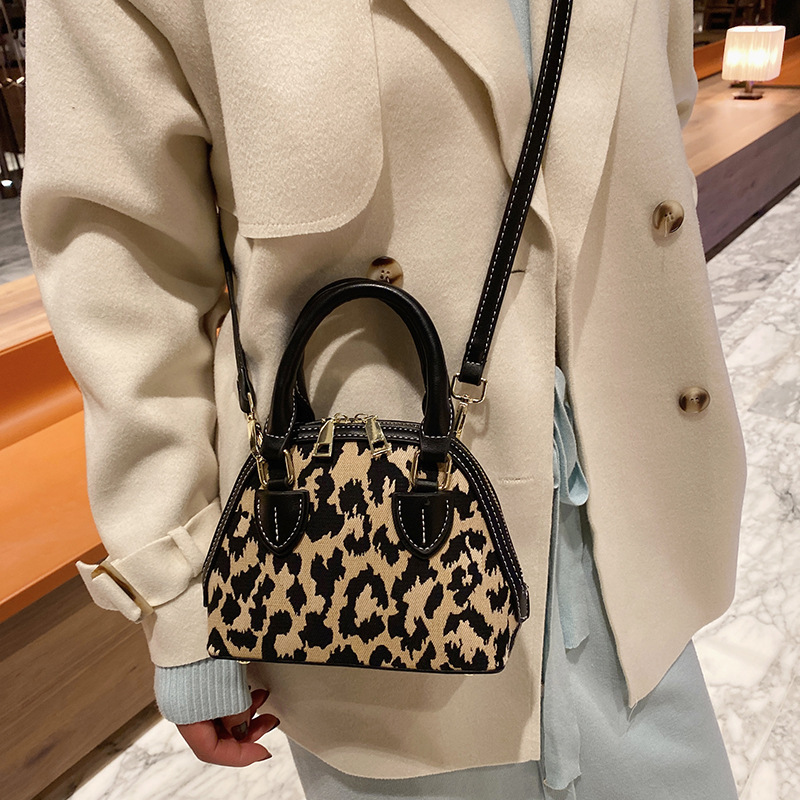 Bolso pequeño cuadrado con estampado de leopardo y cadena metálica – Image 3