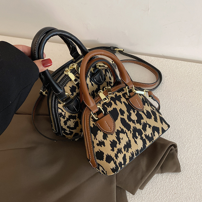 Bolso pequeño cuadrado con estampado de leopardo y cadena metálica – Image 4