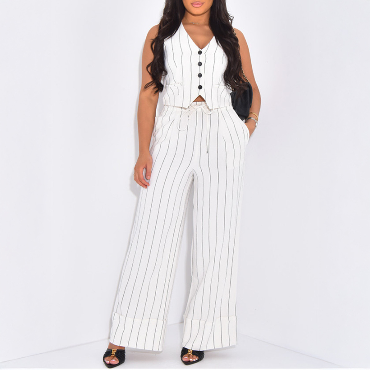 Conjunto a rayas minimalista para mujer – Image 3