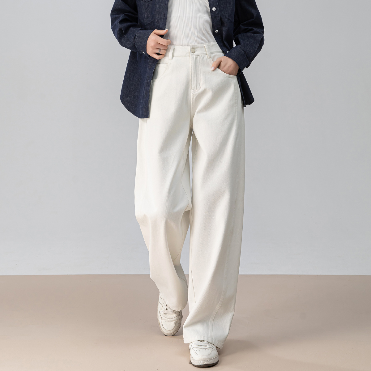 Pantalón Denim de Cintura Alta con Corte Curvo y Pierna Recta para Mujer – Image 2