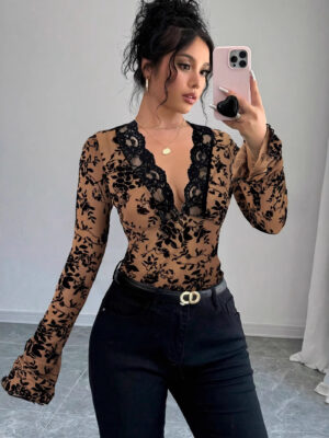 Camiseta de Mujer con Escote en V y Mangas Acampanadas de Encaje